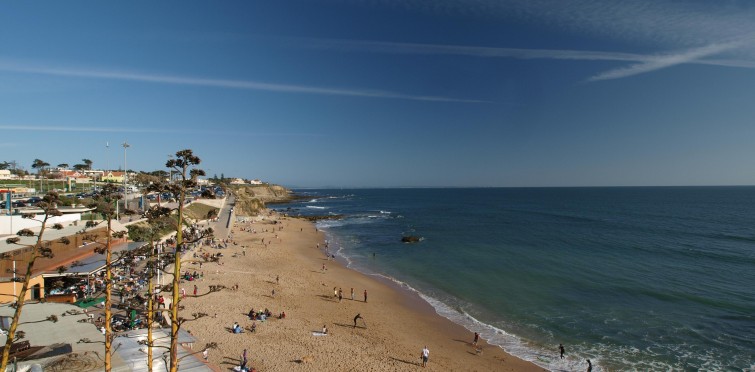 Mulher cai de arriba ao tirar fotos na praia de São Pedro do Estoril - SIC  Notícias