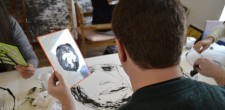 Jovens sob a orientação do artista plástico Paulo Brighenti criam autoretratos numa reflexão sob o tema "Murar o Medo" a partir de um texto de Mia Couto